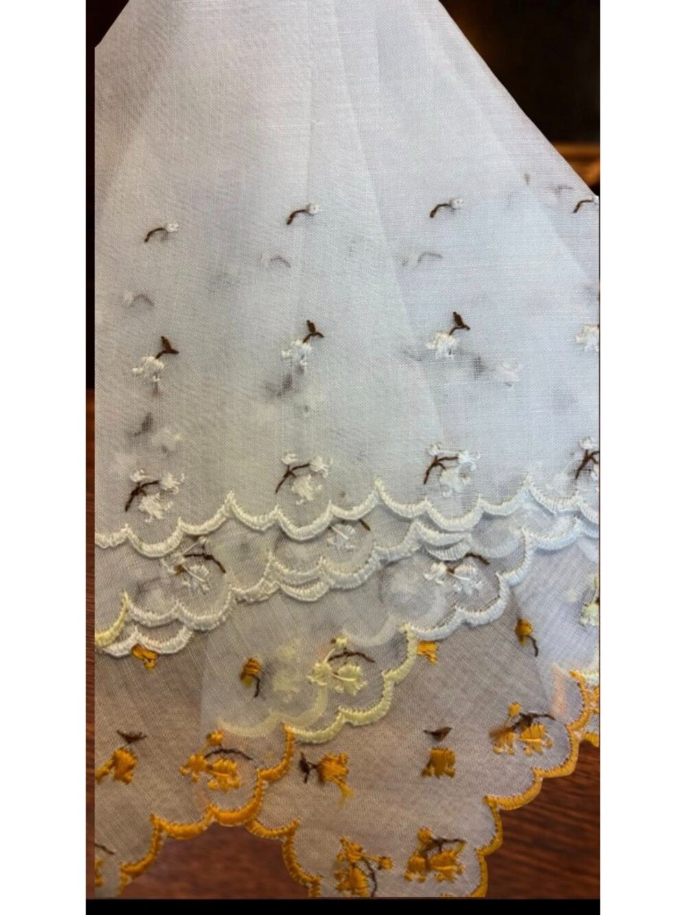 Vintage White Sheer Handkerchief With Yellow & White Embroidery Scalloped Edges - Picture 3 of 4